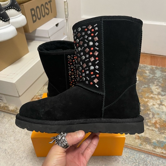 EUC Women’s Size 6 (Euro Sz 37) UGG Classic Short Stud II Winter Boote In Black - Picture 9 of 15